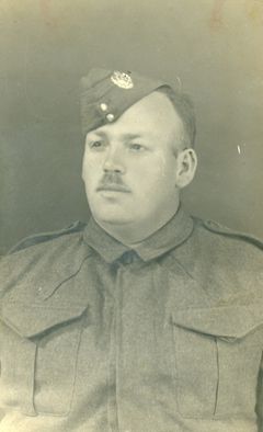 unknown, כנראה לא צולם בישראל: מלאכי אהרונסון כחייל בצבא הבריטי

הטקסט בגב התמונה:

מאי שם במזרח
לשרהלה יקירתי
ולילדים אילנקלע וצביקלע החמודים
באהבה ונשיקות
שלכם תמיד
אבא מלאכי
1943 מרץ , 1943, גידי רשף, [object Object], [object Object], Dokuforte #472
