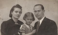 Hungary, L&ouml;ffler family. Magda, Zsuzsi, Bern&aacute;t (left to right).
During the war, Zsuzsi became an orphan in Hungary. After the war, she was adopted by the L&ouml;ffler family in Winnipeg., 1939, Róbert Róna, [object Object], Dokuforte #392