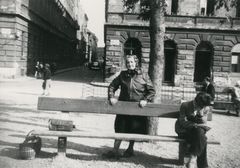 Hungary, Klauzál square, Erzs&eacute;bet Szalkai (N&aacute;ndorn&eacute; Klein) grandmother goes shopping at Klauz&aacute;l square marketplace&nbsp;
&nbsp;, 1958, Mari Schönwald, [object Object], [object Object], [object Object], [object Object], Dokuforte #721