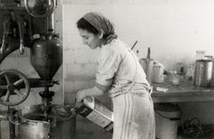 Israel, Aranka Kreisman making majonese, 1944, Gabi Laron, [object Object], [object Object], Dokuforte #1489