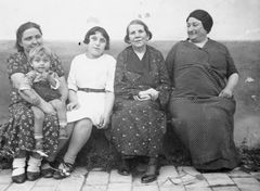 Hungary, Mariska Bauer (on the right), 1935, Gabi Laron, [object Object], Dokuforte #1484
