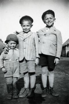 Hungary, Zoli Kreisman with his siblings, 1933, Gabi Laron, [object Object], [object Object], Dokuforte #1494