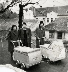 Piri Friedman, Vera Friedman, Judit Friedman (left to right), 1952, Gabi Laron, [object Object], [object Object], Dokuforte #1462