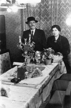 Hungary, Vendég street 8., Bernát Kreisman and his wife Vitu, 1959, Gabi Laron, Dokuforte #1491