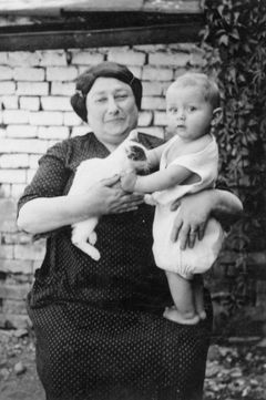 Mariska Bauer עם בן של Olga, 1934, Gabi Laron, [object Object], [object Object], Dokuforte #1466