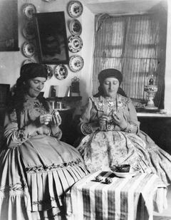 הונגריה, Ilona Pollák, Sári Polák (משמאל לימין), 1935, Gabi Laron, [object Object], Dokuforte #1504