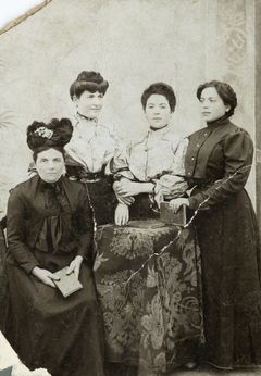 Hungary, Grandma Pollák and her daughters Mina, Regina, Riza (from left to right), 1918, Gabi Laron, [object Object], [object Object], [object Object], Dokuforte #1502