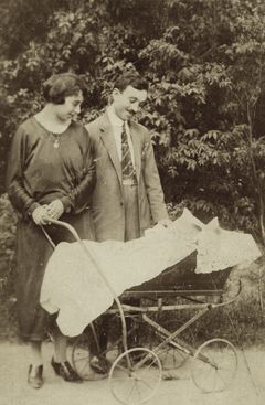 Hungary, Giza Schwarcz and her husband with their son Gyuri, 1923, Gabi Laron, [object Object], [object Object], Dokuforte #1510