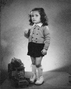 Hungary, Gabi Lazarovits, 1952, Gabi Laron, Fény-Szöv, Mosoly Albuma Photostudio, [object Object], [object Object], Dokuforte #1853