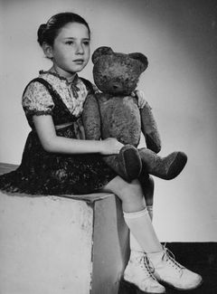 Hungary, Dob street, Erika Lazarovits, 1958, Gabi Laron, Fény-Szöv, Mosoly Albuma Photostudio, [object Object], [object Object], [object Object], Dokuforte #1877