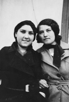 Hungary, Dob street, Joli Lazarovits (on the left) and her friend, 1938, Gabi Laron, [object Object], [object Object], Dokuforte #1889