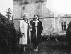 Hungary, Dob street, Joli Lazarovits, Lilla Lazarovits (left to right) in front of Count Apony's castle, 1952, Gabi Laron, [object Object], [object Object], Dokuforte #1890