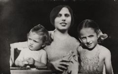 Hungary, Lazarovits family, 1942, Gabi Laron, [object Object], [object Object], [object Object], Dokuforte #1909