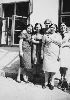 Hungary, Svábhegy, Sári Pollák (in front) and her sisters, 1939, Gabi Laron, [object Object], [object Object], [object Object], Dokuforte #1932