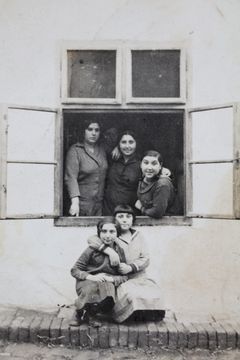 Hungary, Svábhegy, Lilla Pollák and her sisters, 1941, Gabi Laron, [object Object], [object Object], Dokuforte #1929