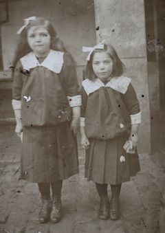 Hungary, Svábhegy, Pollák sisters, 1910, Gabi Laron, [object Object], Dokuforte #1936