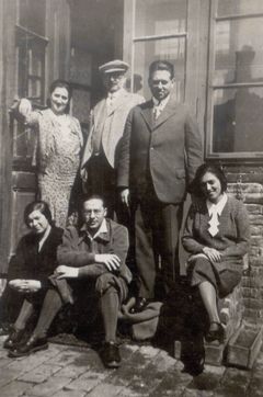 Hungary, Hashomer Hatzair Hungary, 
Farewell to family before the voyage, 1932, Yehudit Adel Sholdos, [object Object], [object Object], [object Object], Dokuforte #2135