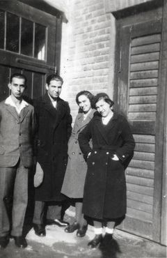 Hungary, Hashomer Hatzair Hungary, Miriam Rosenthal with friends, 1934, Yehudit Adel Sholdos, [object Object], [object Object], [object Object], Dokuforte #2180