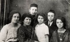 Mandel family, 1939, Yehudit Adel Sholdos, [object Object], Dokuforte #2354