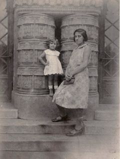 Katalin Helfmann with her daughter Éva Vámos, 1932, Katalin Memon, Dokuforte #1225
