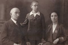 Mór Helfmann with his wife and son, 1928, Katalin Memon, Dokuforte #1229