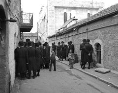 Israel, Mea Shearim, Passover, waiting for the matzot, 1969, Gabi Laron, Gabi Laron, [object Object], [object Object], [object Object], [object Object], Dokuforte #1327