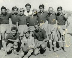 קפריסין, קבוצת כדורגל במחנה (מחנה "חורף 64" הספינה "כנסת ישראל" הפליגה ב-8/11/1946 עם כ-3800 ניצולי שואה. הוא נתפס על ידי הבריטים וגורש לקפריסין ב-27/11/1946), 1946, Yuval Alpan, [object Object], [object Object], [object Object], [object Object], Dokuforte #2964