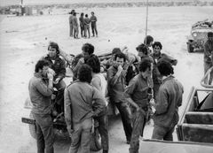 Sinai, A methodological break in the military exercise, observed: eating sunflower seeds, from left: Strol, Eitan, Shaul, next to him Eldad, and further on Haggai Dekel.

With cooperation of Nadav Mann / Bitmuna, 1973, Dany Benshalom, Dany Benshalom, [object Object], [object Object], [object Object], [object Object], [object Object], [object Object], [object Object], Dokuforte #3082