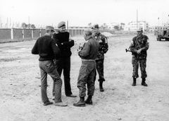 Egypt, Brigade commander of the city of Suez in a conversation with the new UN commander on the day the city was handed over to their control.

With cooperation of Nadav Mann / Bitmuna, 1973, Dany Benshalom, Dany Benshalom, [object Object], [object Object], [object Object], [object Object], [object Object], [object Object], Dokuforte #3024