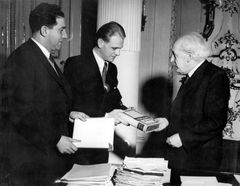 Czechoslovak Republic, Rafi Banshalom, the First Secretary at the Israeli Embassy, presents the book Das Kapital to the Czech Minister of Culture, Zdenek.

With cooperation of Nadav Mann / Bitmuna, 1948, Dany Benshalom, Rafi Benshalom, [object Object], [object Object], [object Object], Dokuforte #3543