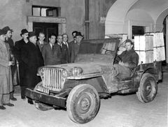 Czechoslovakia, The embassy staff in Prague receiving the first shipment of oranges from Israel.

With cooperation of Nadav Mann / Bitmuna, 1950, Dany Benshalom, Rafi Benshalom, [object Object], [object Object], [object Object], [object Object], Dokuforte #3615