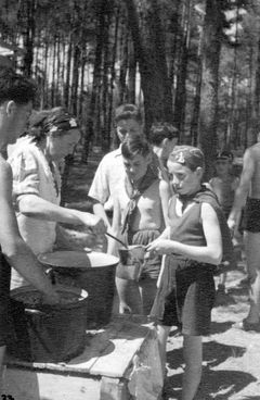 Czechoslovak Republic, Food distribution to the participants.

With cooperation of Nadav Mann / Bitmuna, 1939, Dany Benshalom, Rafi Benshalom, [object Object], [object Object], [object Object], Dokuforte #3348