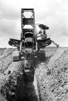 Israel, Laying the water pipe in the fields of HaOgen, excavation work.

With cooperation of Nadav Mann / Bitmuna, 1947, Dany Benshalom, Rafi Benshalom, [object Object], [object Object], [object Object], [object Object], Dokuforte #3476