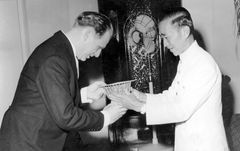 Cambodia, Rafi, the first ambassador in Phnom Penh, Cambodia, presenting his letter of credence to the Acting Prince Norodom Sihanouk: National Assembly Secretary Chao Son Koksal. Sihanouk was on vacation at the time. The event occurred 4 months before the Six Day War.

With cooperation of Nadav Mann / Bitmuna, 1967, Dany Benshalom, Rafi Benshalom, [object Object], [object Object], [object Object], Dokuforte #3643