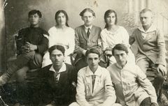 Eretz Israel, Binyamin (top left), his sisters, and other friends, 1915, Shmuel Brenner, [object Object], [object Object], [object Object], [object Object], Dokuforte #4714