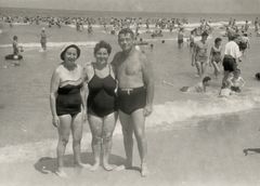 Israel, At the beach, 1945, Shmuel Brenner, [object Object], [object Object], [object Object], [object Object], [object Object], Dokuforte #4752