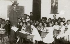 Eretz Israel, A school class (Teacher Binyamin Brenner), 1920, Shmuel Brenner, [object Object], [object Object], [object Object], [object Object], Dokuforte #4750