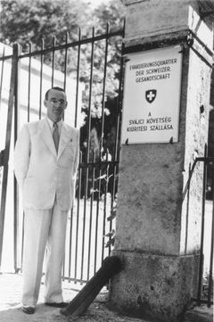 Hungary, Carl Lutz, Swiss diplomat, in front of the Swiss embassy's evacuation accommodation, 1943, Miklós Szedő / Carl Lutz Foundation, [object Object], [object Object], [object Object], [object Object], [object Object], [object Object], [object Object], [object Object], Dokuforte #4065