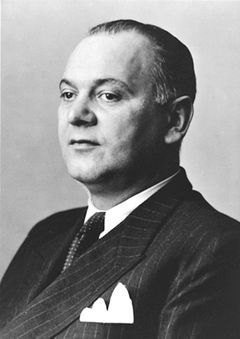 Friedrich Born has represented the International Red Cross in Hungary since May 1944. It carries out serious Jewish rescue activities. During the Arrow rule, he placed several buildings and residential buildings under the protection of the International Red Cross, and he cooperated closely with the Zionist resistance. In 1987, Yad Vashem awarded him the Righteousness of the World award.
, 1944, Miklós Szedő / Carl Lutz Foundation, [object Object], [object Object], [object Object], [object Object], [object Object], Dokuforte #4050