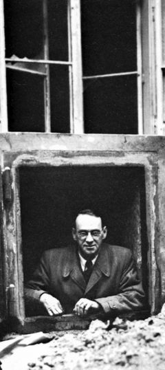 Hungary, Carl Lutz in the basement windows of the Swiss Embassy, 1945, Miklós Szedő / Carl Lutz Foundation, [object Object], [object Object], [object Object], [object Object], [object Object], [object Object], [object Object], Dokuforte #4056