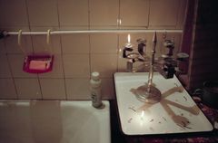 הונגריה,צ’כיה,אוקראינה, Subcarpathia, בשנת 1690 החלו יהודים אורתודוקסים (בעיקר מפולין) להתיישב  בזקרפטיה.
עד שנת 1939 היוו יהודי מונקאץ' מחצית מאוכלוסיית העיר ושמרו על חיי דת, חברה ופוליטיקה תוססים. המצב השתנה באופן קיצוני עם חקיקת חוקים מפלים, ריכוז בגטאות והשמדה פיזית. לאחר מלחמת העולם השנייה, האוכלוסייה היהודית שנותרה בזקרפטיה,
שהצטמצמה מאוד, חוותה קשיים גדולים אף יותר עקב האנטישמיות שהתגברה במיוחד אחרי 1967., 1993, Kiss Ferenc, Kiss Ferenc, [object Object], [object Object], [object Object], Dokuforte #5072